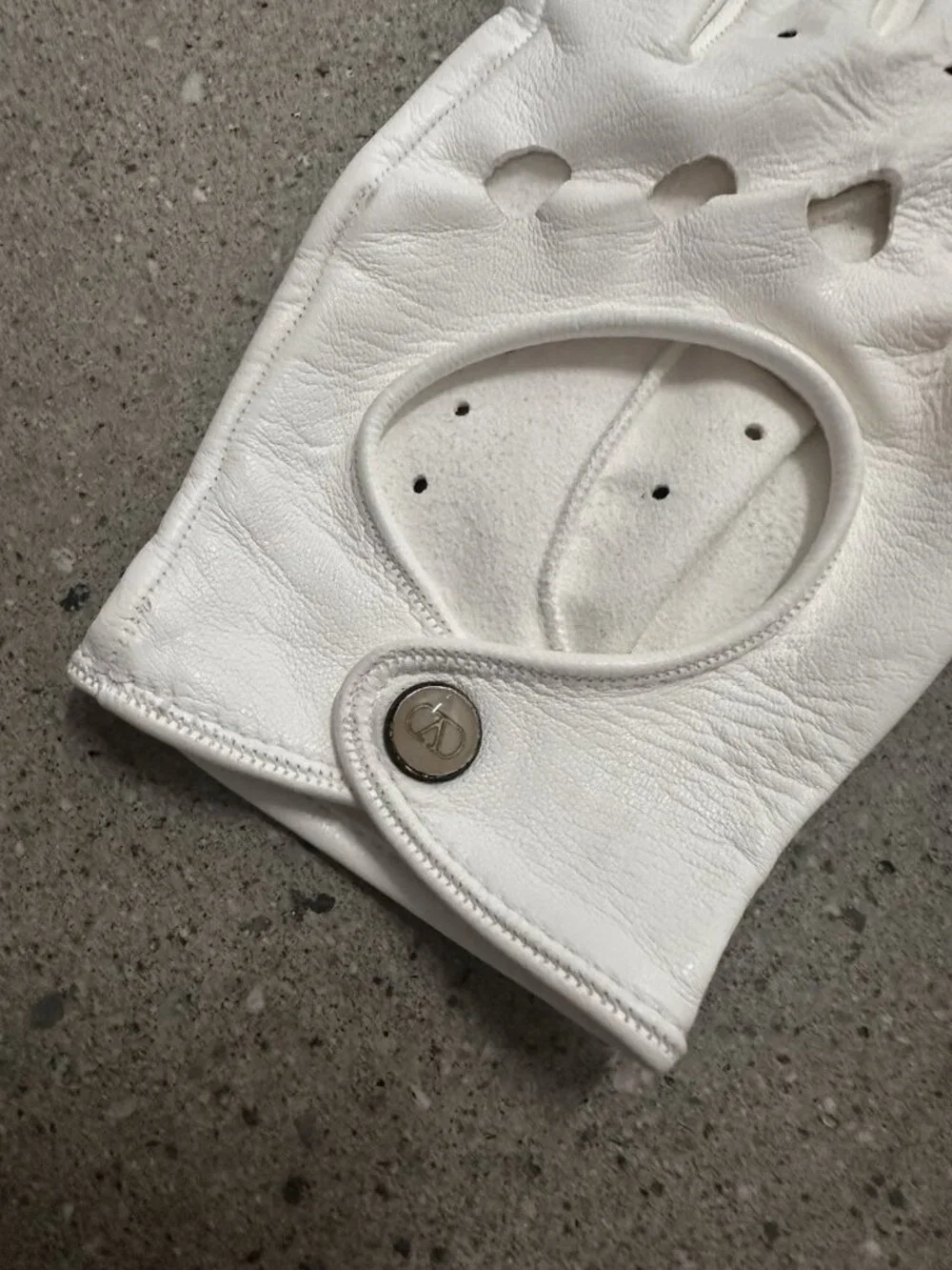 Valentino Garavani V Logo Signature Gloves in Avorio & Beige Oro